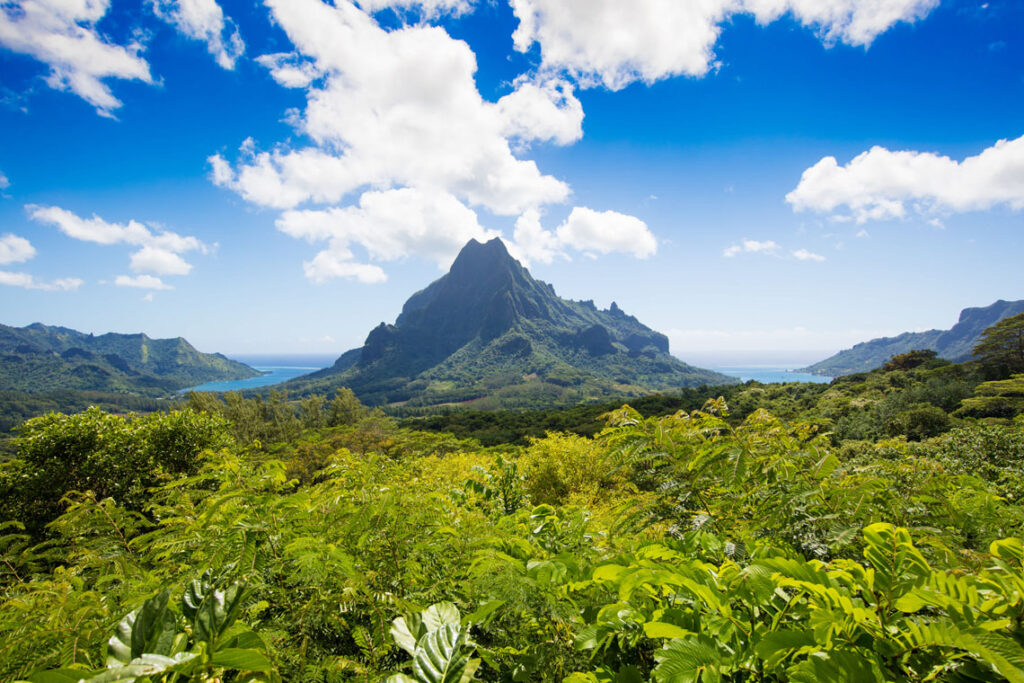 Tahiti vue de l'intérieur avec vue sur le volcan