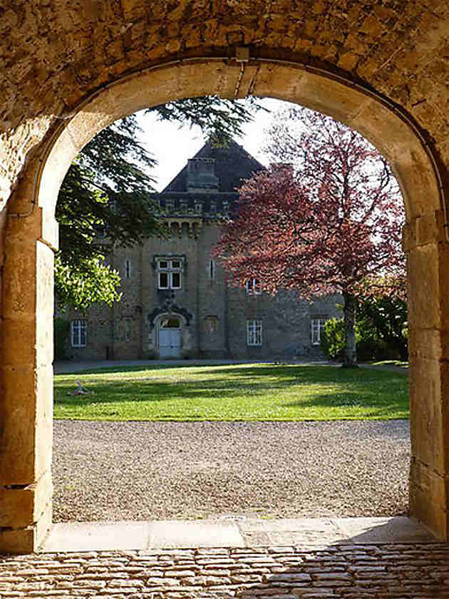 chateau Frotenay Jura porche